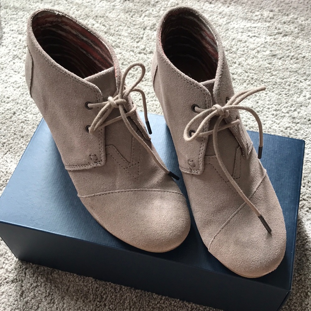 TOMS taupe grey suede wedges booties 8.5